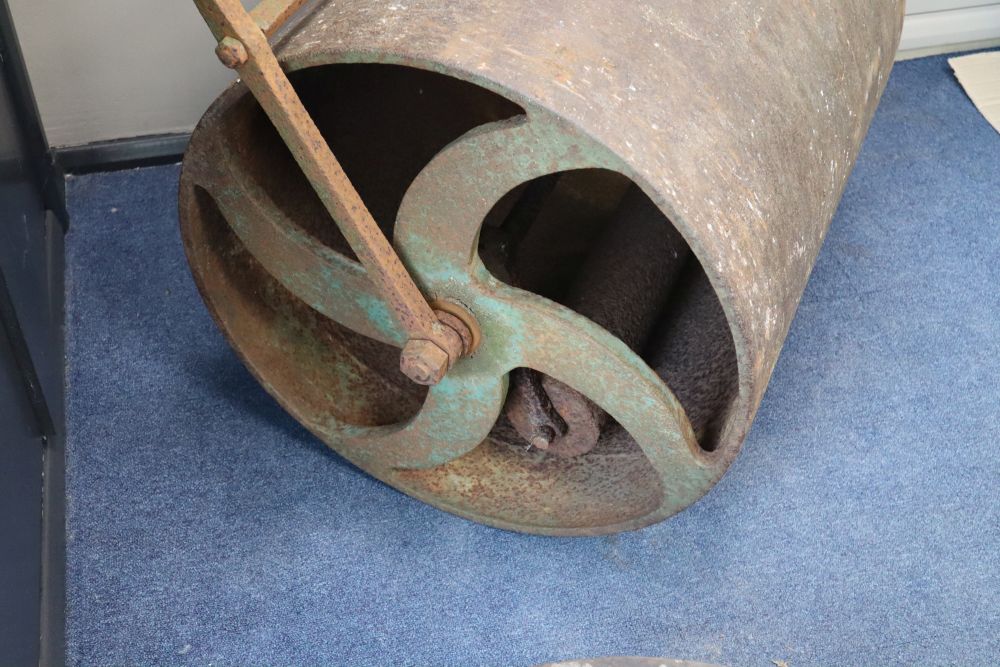 A Victorian cast iron garden roller, width 78cm, height 170cm
